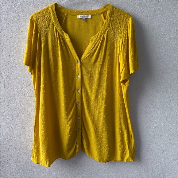 Rose & Olive Tops - Rose + Olive 1X Yellow Short Sleeve Button Up V Neck Blouse Office Casual Career